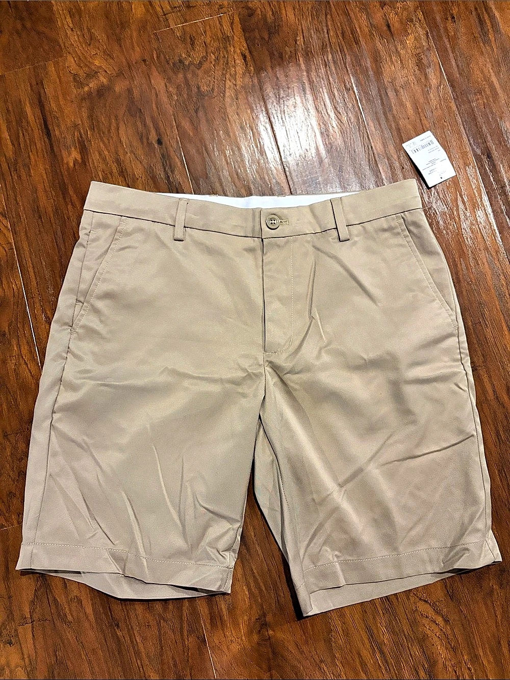 New Amazon Essentials Men's Classic-Fit Wrinkle-Resistant Flat-Front Short